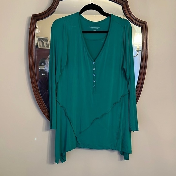 Soft Surroundings Tops - Soft Surroundings Medium Top in a bright green! Holiday perfect! EUC!